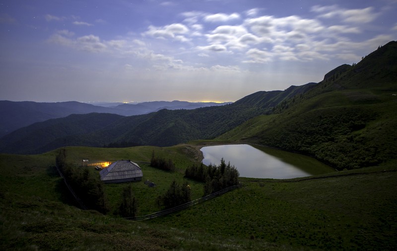 Lacul Vulturilor - trasee, legende și obiective turistice în zonă