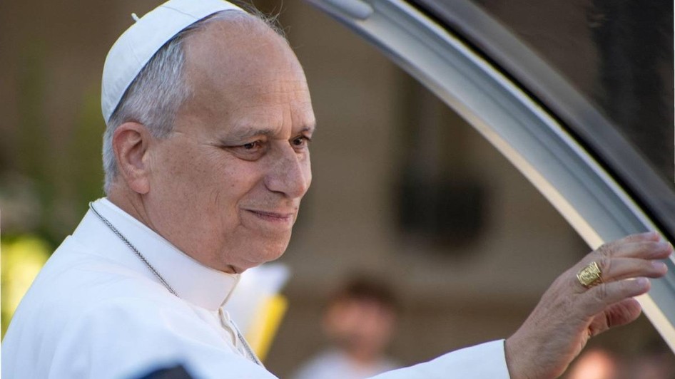 Papa Leon al XIV-lea salută mulțimea din papamobilul de pe Boulevard Saint-Michel în timpul primei sale vizite în Franța, pe ruta de la biserica Notre-Dame-des-Champs la Place Saint-Michel, septembrie 2026
