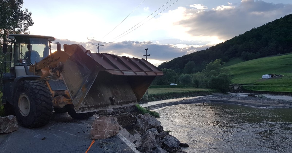 Inundații de proporții în Covasna și Brașov. Bilanțul de luni dimineață. Șapte drumuri închise, sute de locuințe afectate