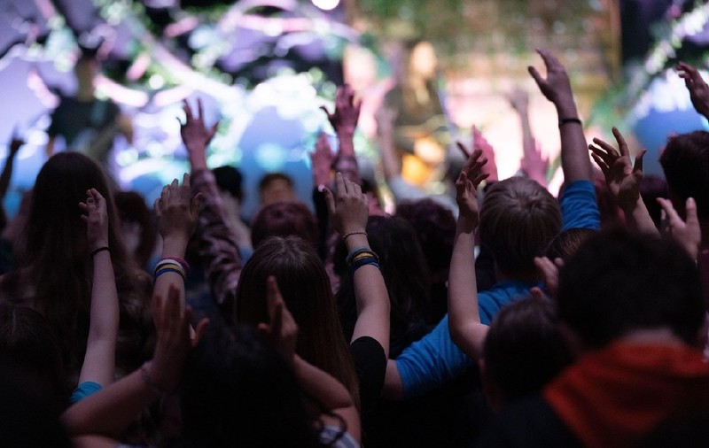 De ce adolescenții pot merge neînsoțiți de un adult la festivalurile din România: „Traficanții nu stau la scenă”