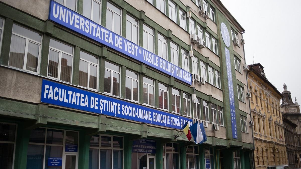 “Diplome de licență fără studii” la universități din Arad: Un profesor și doi informaticieni, arestați preventiv, alți trei profesori, în arest la domiciliu.