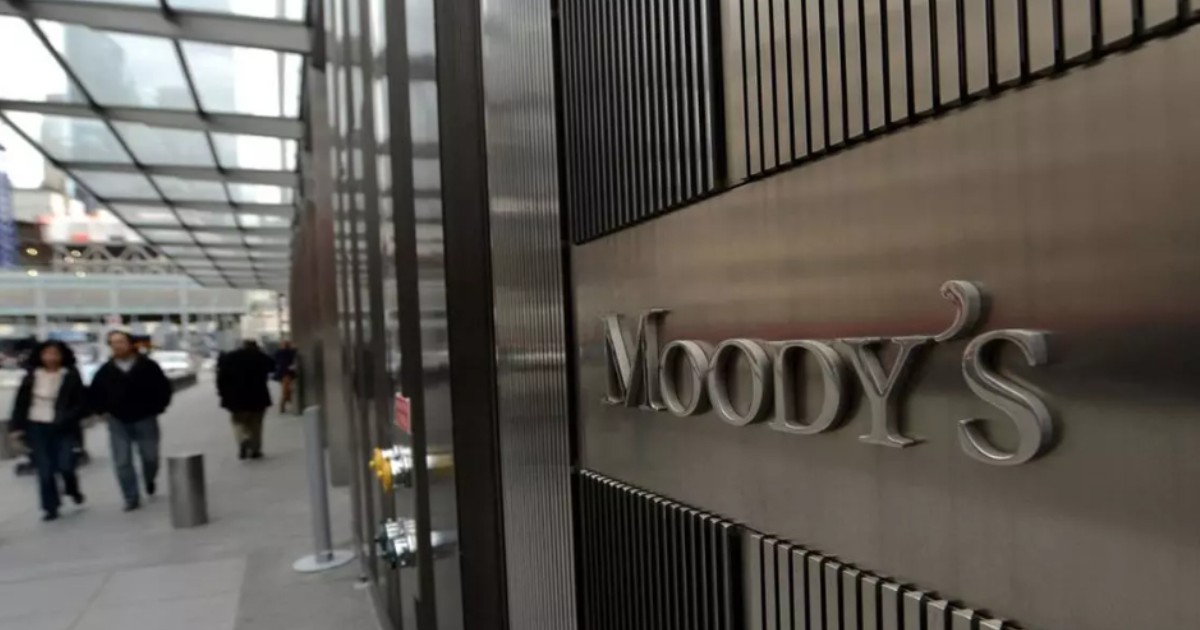 Numele „Moody’s” este afișat cu litere mari, metalice, pe fațada unei clădiri moderne.