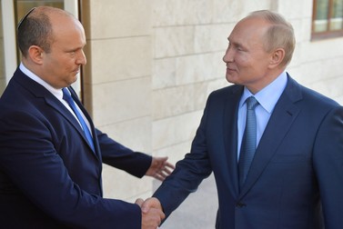 Premierul israelian Naftali Bennett și Vladimir Putin, o strângere de mână de anul trecut Foto: EPA