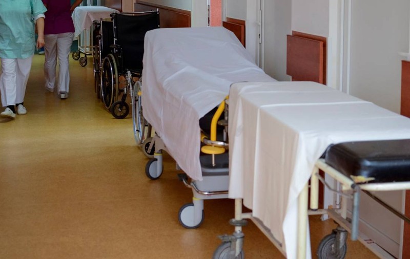 O femeie a fost uitată și pierdută printre secții în Spitalul din Beiuș. A fost găsită după 8 ore, în comă: „Au sunat la 112 din spital”
