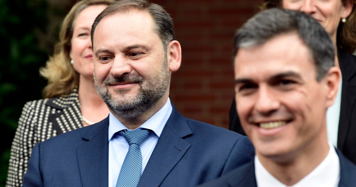 Ministrul spaniol al Dezvoltării, Jose Luis Abalos (stânga), zâmbește în timp ce pozează alături de prim-ministrul spaniol Pedro Sanchez și de restul noilor miniștri pentru o fotografie de grup, după prima lor ședință de guvern