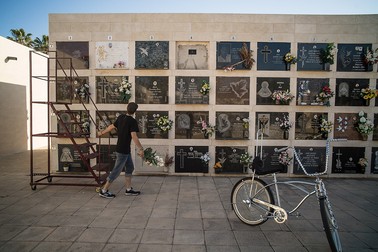 Maxi pune flori la mormintele românilor nevizitați din cimitirul Castellón de la Plana