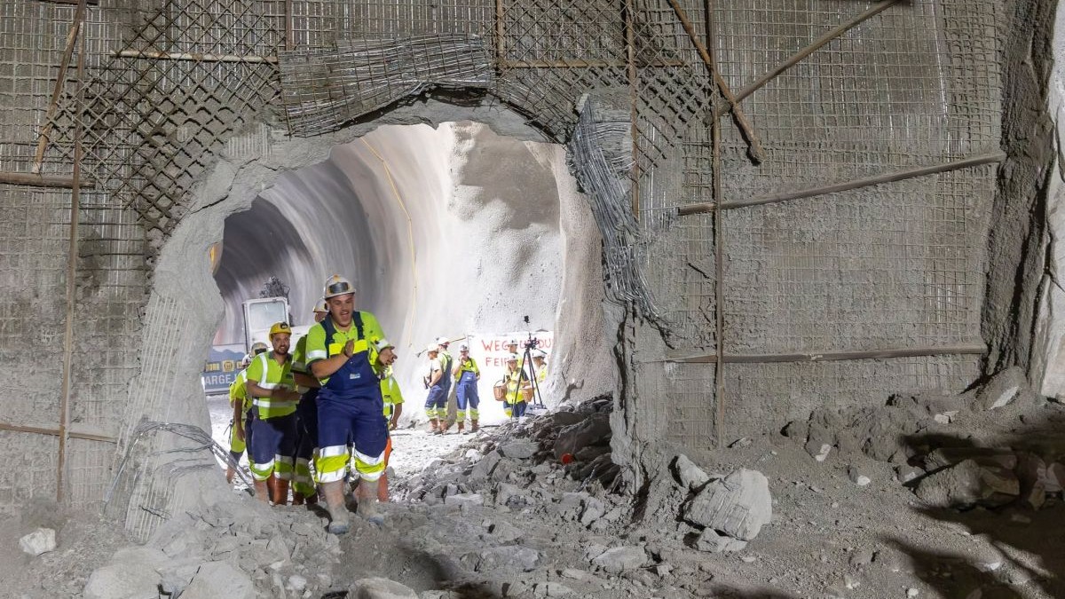 Pe 28 iulie 2026, segmentele Tunelului Brenner de Jos, cel mai lung tunel feroviar din lume după finalizare, s-au unit la granița dintre Austria și Italia. Tunelul de 55 km va conecta Innsbruck de Fortezza, facilitând transportul între nordul și sudul Europei și reducând congestia din pasul Brenner