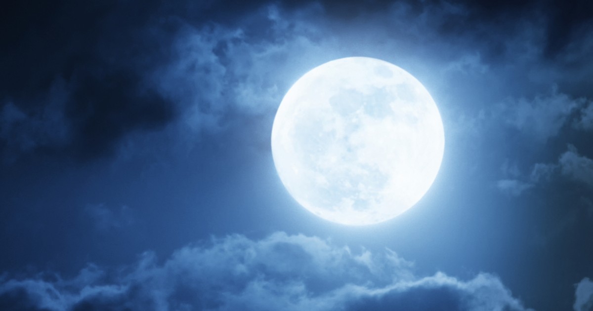 Luna plină din Pești, între realitate, fantezie și iluzii - Imagine cu luna plină printre nori
