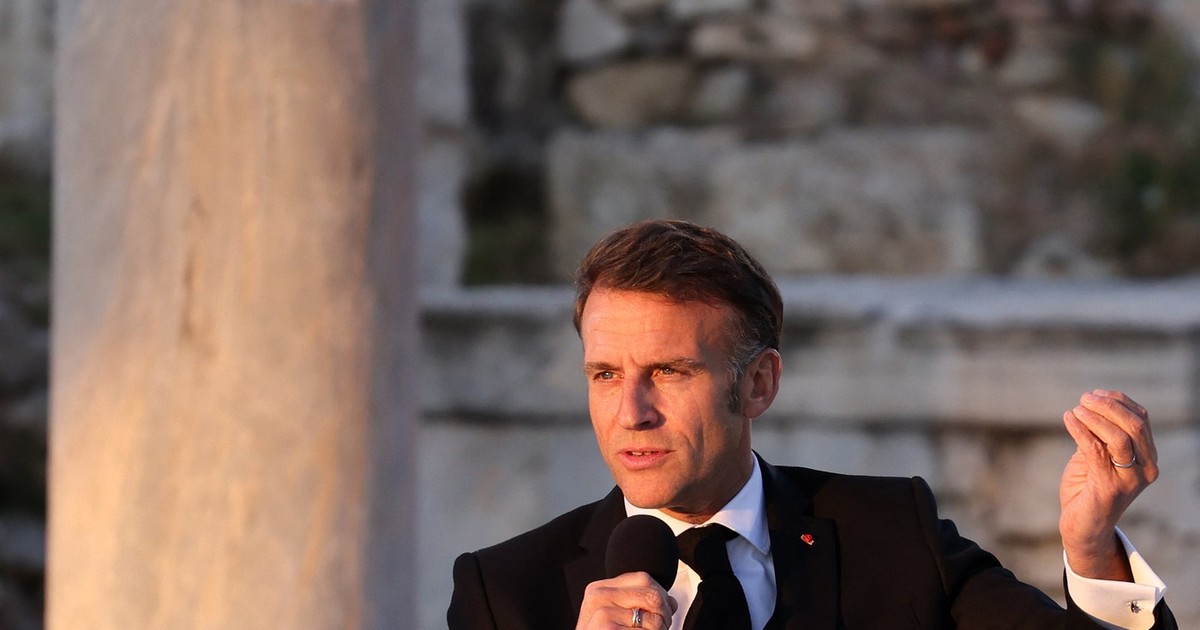 Emmanuel Macron, cu microfonul în mâna dreaptă, în Agora Romană din Atena Foto: Profimedia