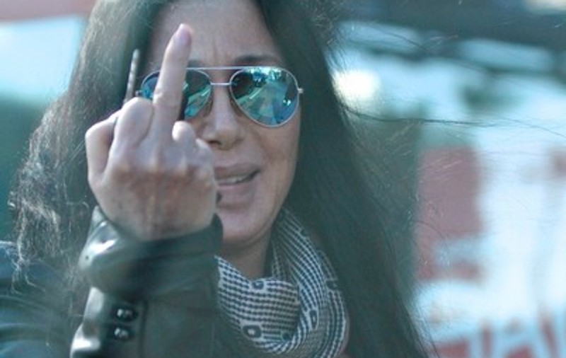 Deranjată de paparazzi, o vedetă face semne obscene. Ghici cine e! | FOTO