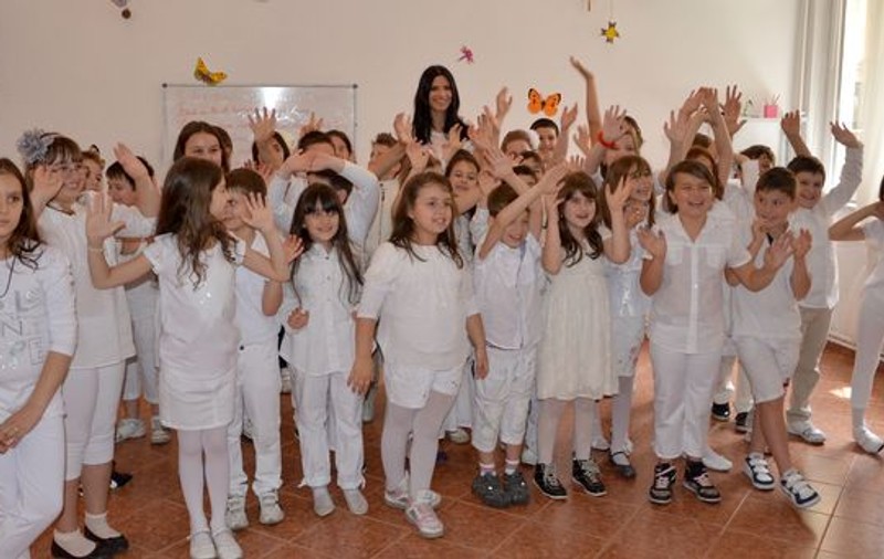 Ellie White a dat în mintea copiilor! Cântăreața a înregistrat hit-ul "Sete de noi" alături de 32 de prichindei! VIDEO