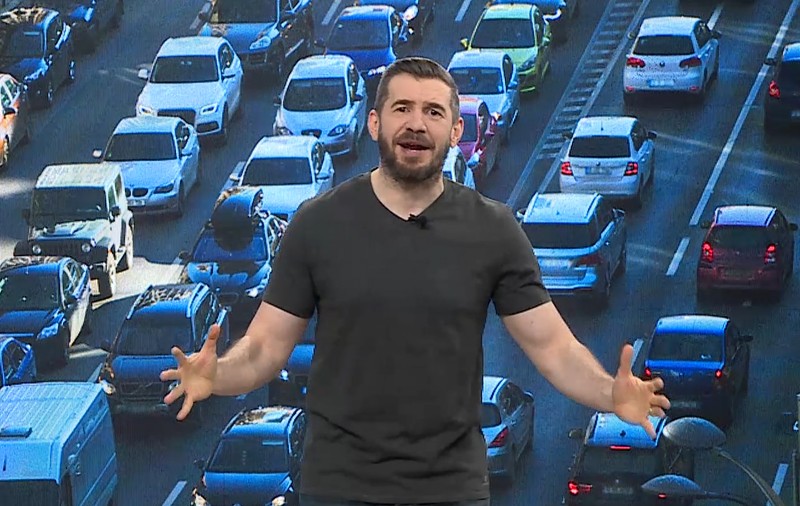 Starea Libertății. Dragoș Pătraru, despre măsura absurdă a lui Firea de a permite parcarea mașinilor în Centrul Vechi. „Nu poate angajatul statului să-și miște fundul 200 de metri”