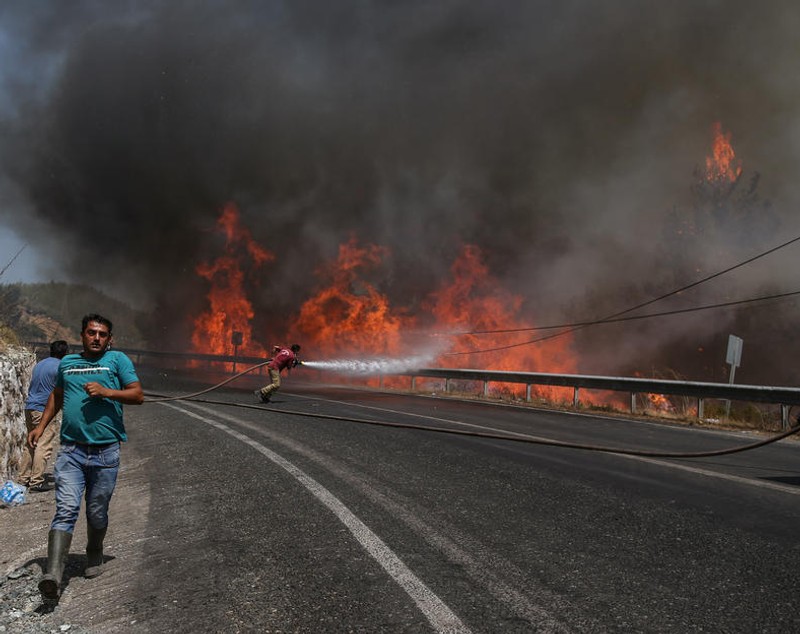 „Nu am mai văzut așa dezastru”. Imagini cu incendiile devastatoare din Turcia | VIDEO