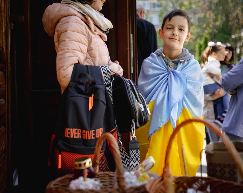 REPORTAJ. „Hrestos voskres!” Sute de refugiați s-au strâns la biserica ucraineană din Drumul Taberei: „Vom învinge, pentru că de partea noastră sunt dreptatea și pacea”