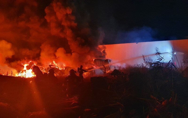 Incendiu puternic lângă Capitală. A luat foc un depozit de mase plastice din Pantelimon