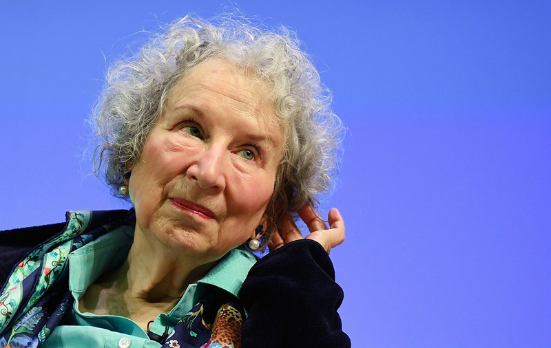 „Să forțezi o femeie să nască e sclavie”. Margaret Atwood, autoarea romanului „Povestea slujitoarei”, despre posibila interzicere a dreptului la avort în SUA