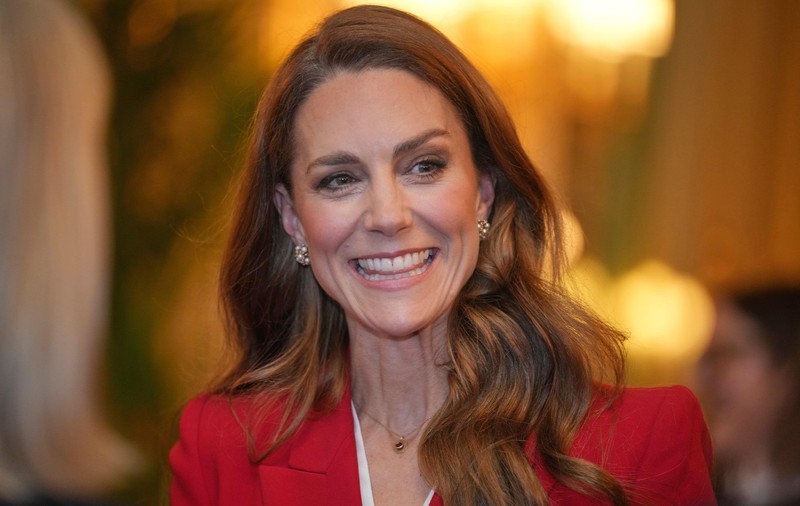 Kate Middleton, apariție impecabilă într-un costum roșu. Cum au reacționat fanii: „Arată fabulos”