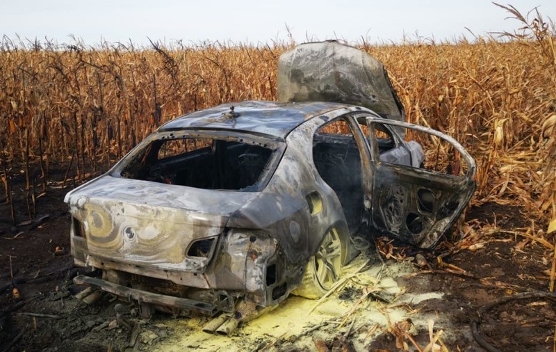 Urmărire cu focuri de armă în Botoșani. Traficantul de țigări și-a incendiat mașina, apoi a fugit prin porumb