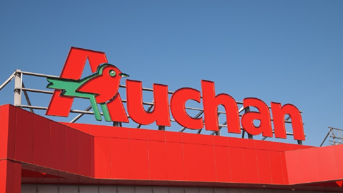 Logo-ul roșu Auchan, pe acoperișul unui magazin