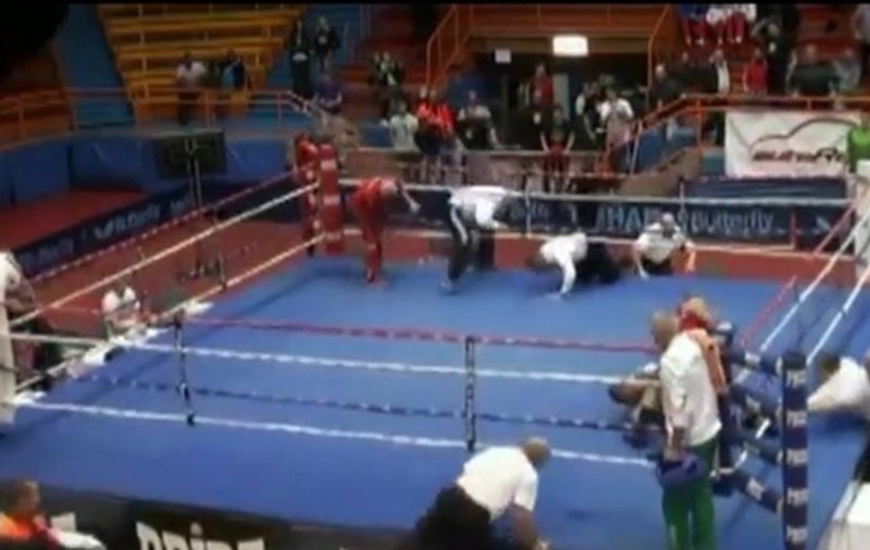 IMAGINI ŞOCANTE! Junior SUSPENDAT PE VIAŢĂ după ce A BĂTUT un arbitru până l-a băgat în spital  | VIDEO