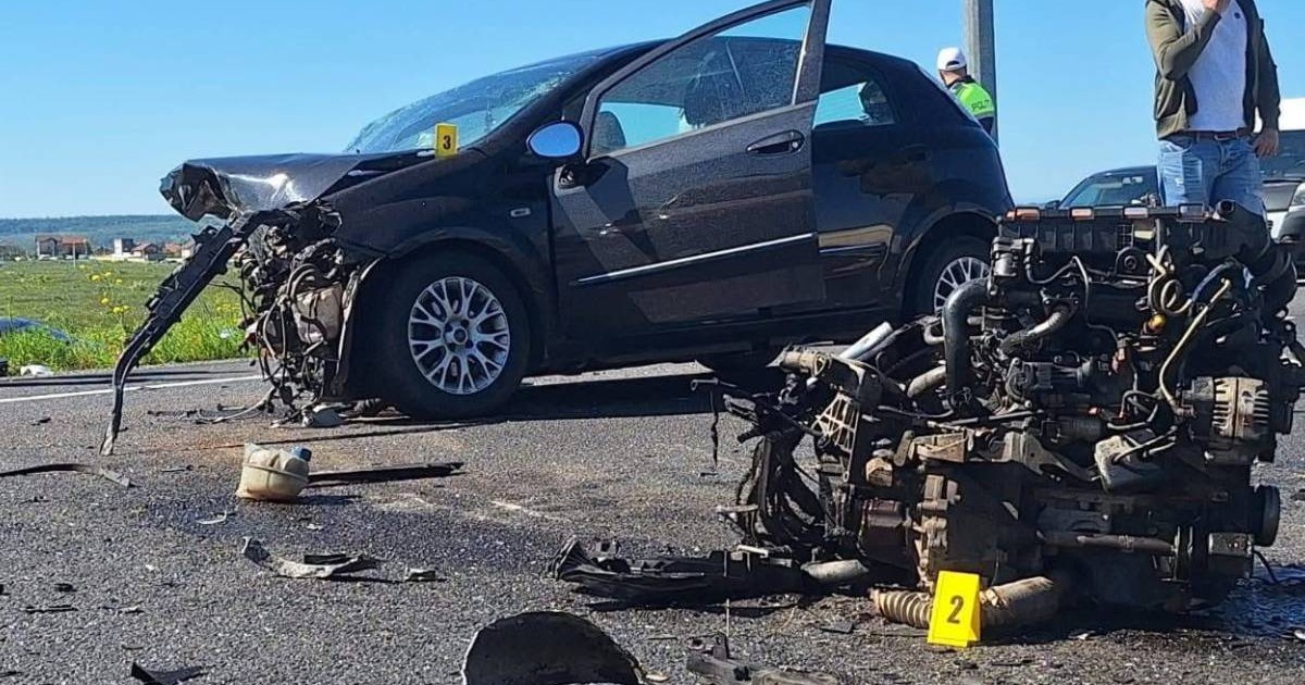 Masina de ciloare neagra distrusa in urma unui impăact violent pe centura Drobeta Turnu Severin, in prim plan este motorul masinii care a zburat in urma impactului violent, 26 aprilie 2026