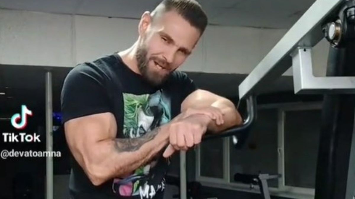 Susținătorul lui Călin Georgescu s-a filmat în salata de fitness, îmbrăcat cu un tricou. Pe brațul drept are și un tatuaj