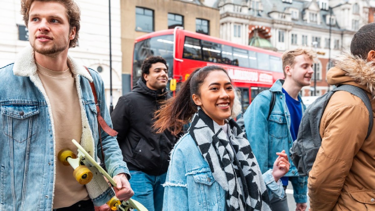 Grup multirasial de prieteni care se plimbă și se distrează împreună în Londra