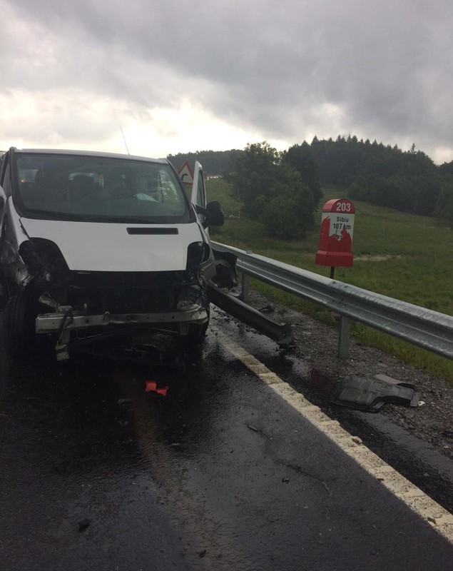 Un microbuz s-a ciocnit de un parapet în Perşani, judeţul Braşov. Un pasager a fost proiectat în afara vehiculului