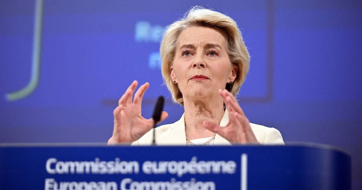 Președinta Comisiei Europene, Ursula von der Leyen, la o conferință de presă despre bugetul 2028-2034 la Bruxelles, Belgia, pe 16 iulie 2025. În imagine, von der Leyen explică ceva gesticulând