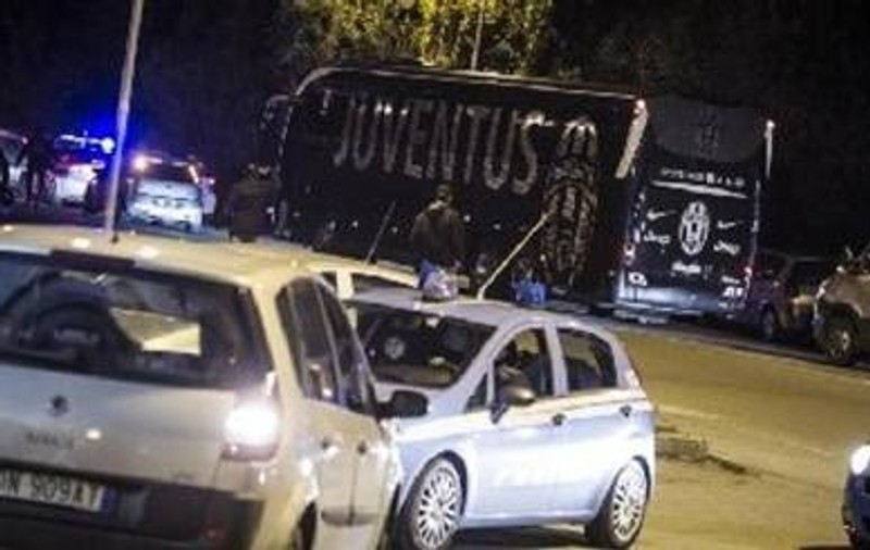 Autocarul echipei Juventus, atacat cu o bombă artizanală la Bologna