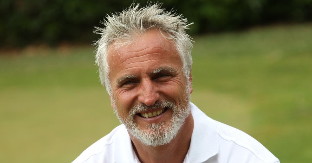 Francezul David Ginola zâmbește fericit. A avut șansa pe care nu a avut-o Daniel Prodan