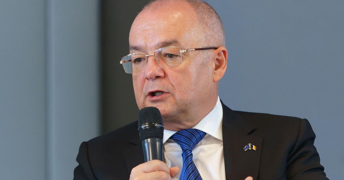 Prim plan Emil Boc face declaratii