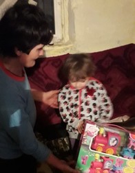 Aurica, mama fetiţelor, lucrează la o firmă de sortat deşeuri de la marginea Bucureştiului