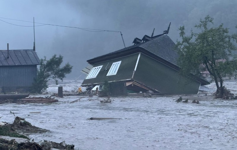Imagini cu inundațiile care au lovit 9 județe din România: un mort, 900 de evacuați, mașini distruse, drumuri rupte. Suceava și Neamț, cele mai afectate