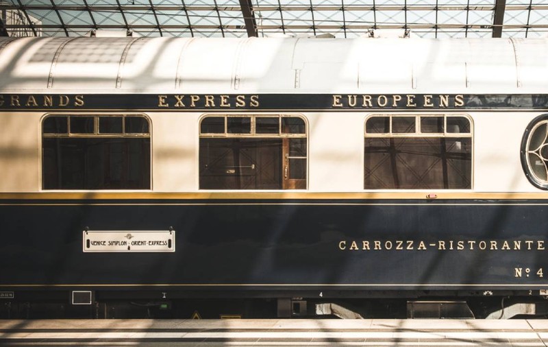 Orient Express a trecut prin Ploiești, fără să oprească în Gara de Vest. Imagini cu cel mai cunoscut tren din lume în drum spre următoarea destinație