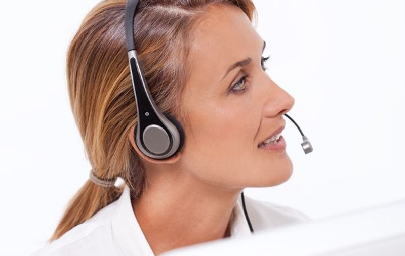 Munca într-un call center afectează corzile vocale