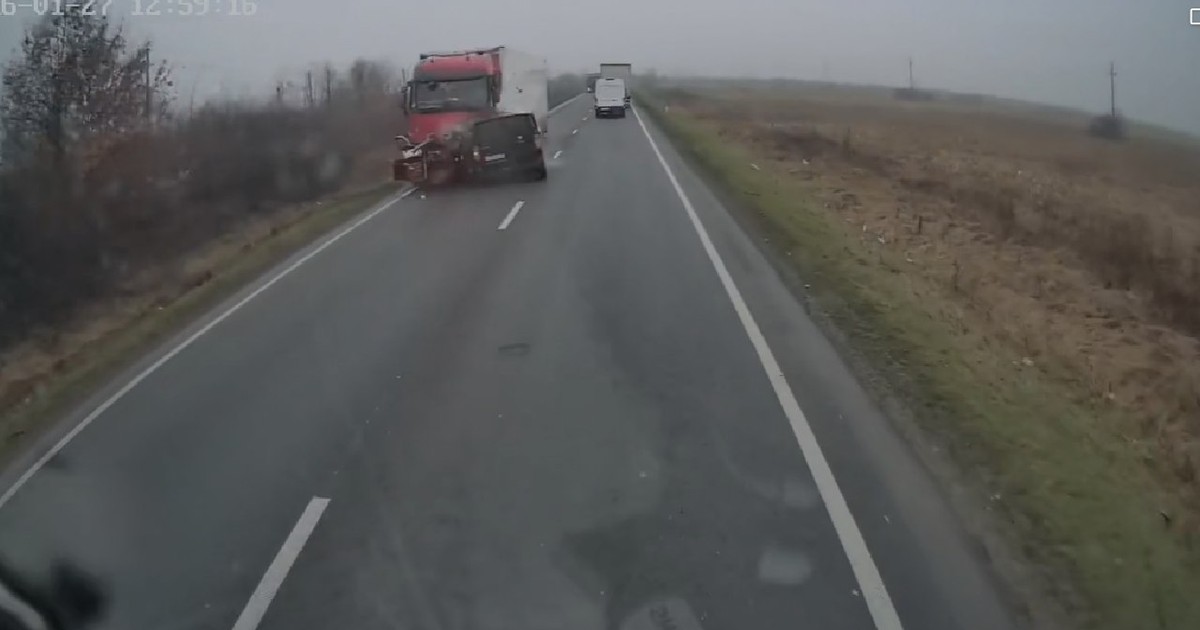 Momentul în care microbuzul negru se ciocnește de TIR-ul roșu, în apropierea localității Lugojel, din Timiș, 27 ianuarie 2026