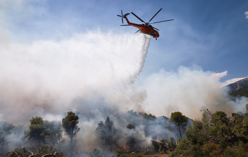 Două elicoptere s-au ciocnit în timp ce stingeau un incendiu în Grecia: un pompier grec și un pompier danez au murit