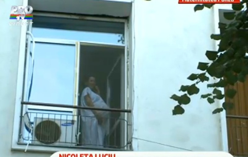 Foto | Uite-o pe Nicoleta Luciu la geamul salonului maternităţii