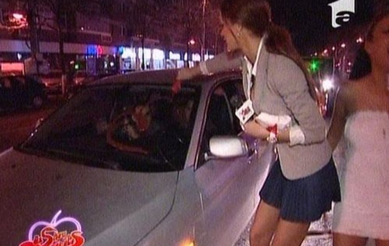 Daniela Crudu și Bianca Drăgușanu au oprit circulația rutieră