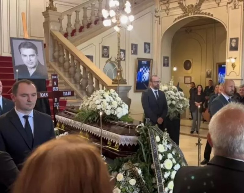Imagini de la priveghiul lui Ioan Isaiu. Sicriul cu trupul neînsuflețit al actorului a fost depus la Teatrul Național Cluj-Napoca