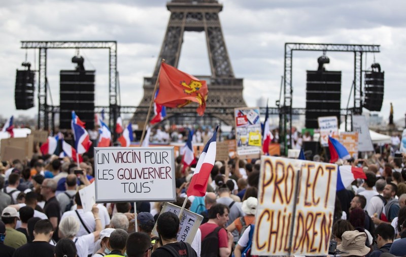 Cadre medicale, veste galbene sau extremiști de dreapta: cine sunt și ce vor manifestanții antivaccin din Franța