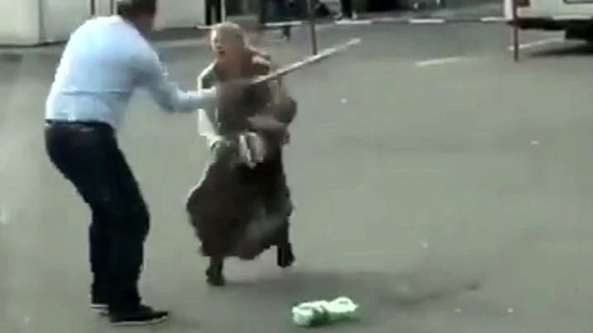 Femeie cu un copil în brațe, bătută cu bestialitate la Zalău Agresorul a rupt pe ea coada de mătură