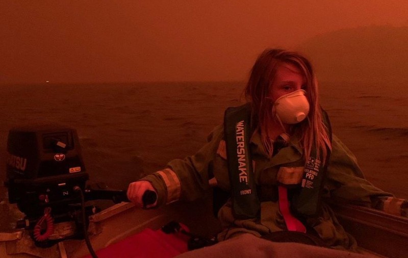 Incendiile din Australia: Mii de oameni au fugit pe mare pentru a scăpa de flăcările care au cuprins coasta