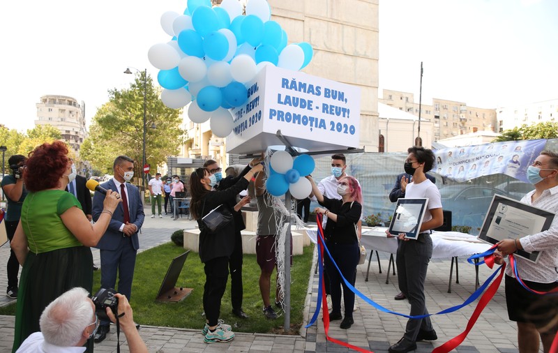 Festivitate de absolvire în prima zi de școală. Elevii unei școli din București, premiați înainte să plece la facultate: “Ne-au răpit acest prilej în iunie”