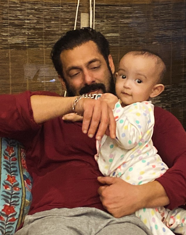 Mesajul Iuliei Vântur pentru Salman Khan, care a împlinit 59 de ani. L-a pozat cu bebelușul în brațe: „Două suflete frumoase”