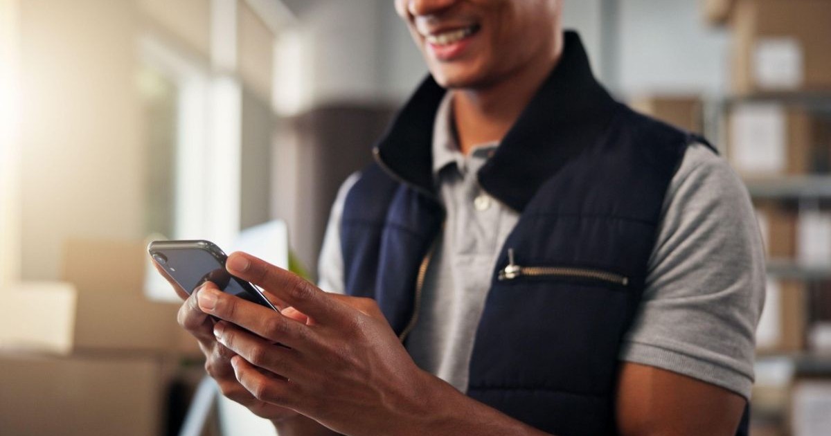Om, mâini și telefon pentru logistică, transport și producție cu obiective ale lanțului de aprovizionare și curier. Controlul calității, mesaje text și distribuție