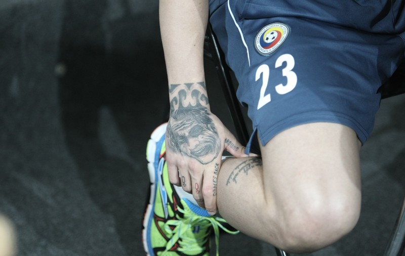 Băgăm frica în danezi. Nicolae Stanciu și-a tatuat pe mâna dreaptă chipul lui Joker, rivalul lui Batman