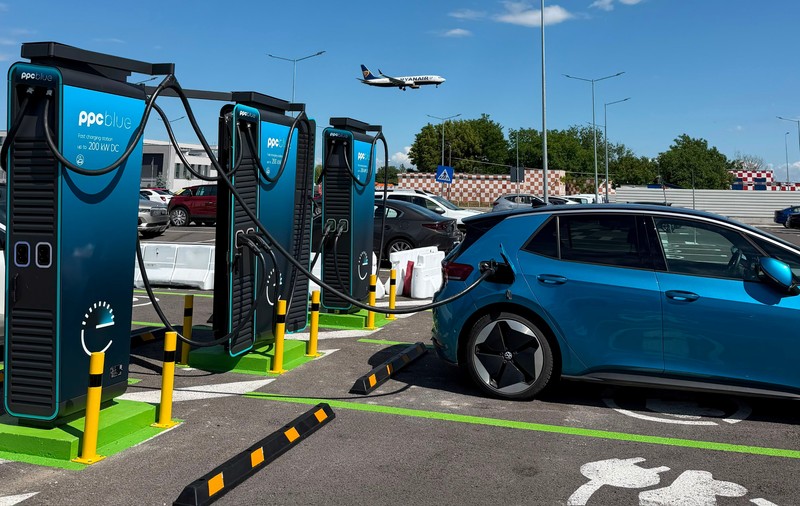 7 stații de încărcare ultra-rapide pentru mașini electrice au fost instalate la Aeroportul Henri Coandă, în parcarea terminalului Plecări