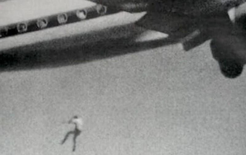 Momentul tragic în care un copil de 14 ani cade din avion, la Sydney, surprins de un fotograf amator: „Trenul de aterizare era deschis și s-a ascuns în interior”